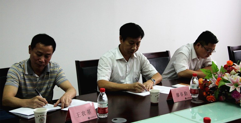 省委第十六督导组来校召开师生座谈会