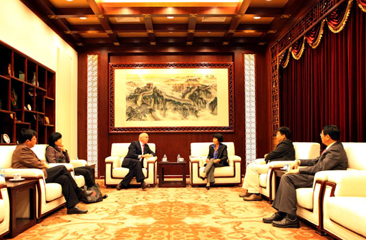 王玲书记会见西雅图城市大学校长Lee Gorsuch